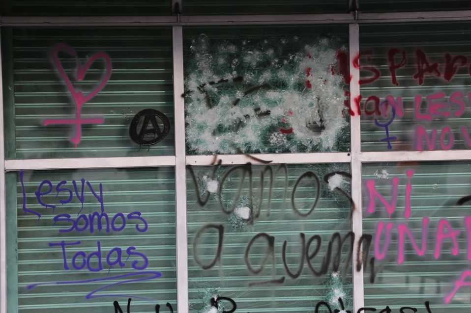 Pintas sobre pintas en el edificio de Rectoría de la UNAM. (Javier Ríos)