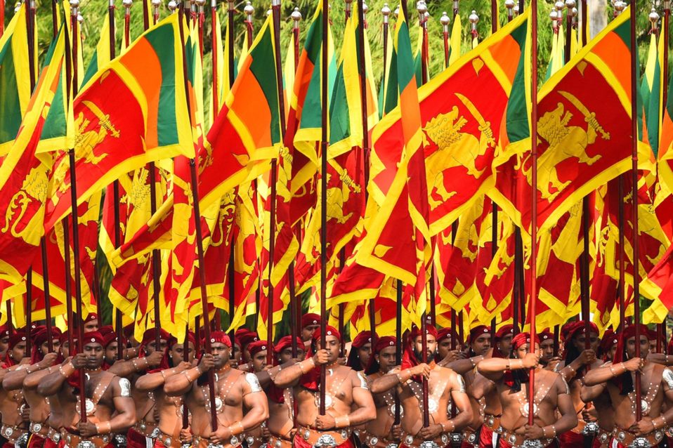 Sri Lanka. Militares marchan con su traje tradicional durante las celebraciones por el Día de la Independencia. (AFP)