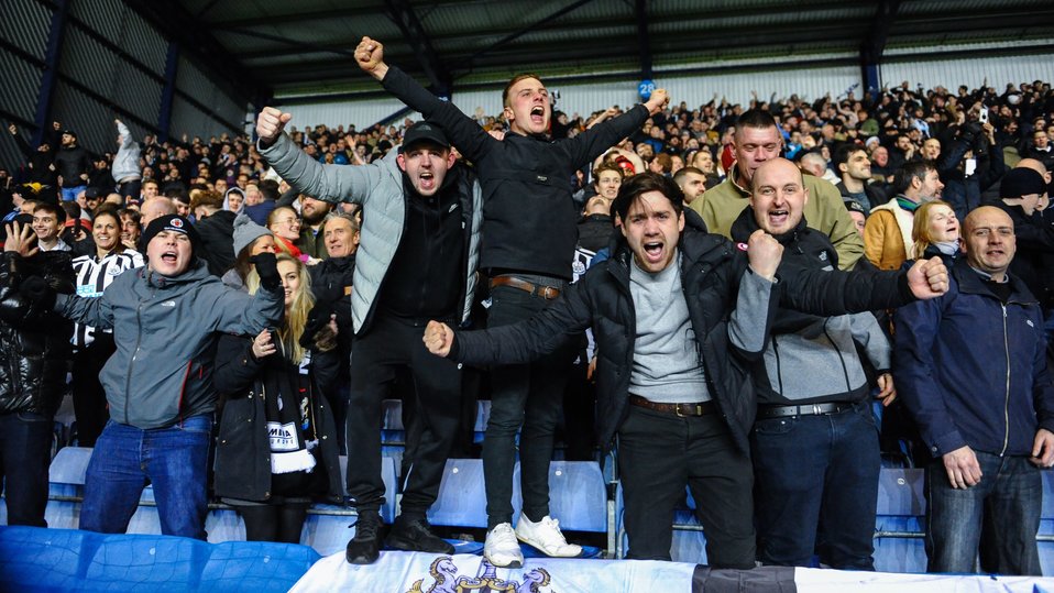 Aficionado del Newcastle muestra de más tras festejar el triunfo (Twitter @NUFC)