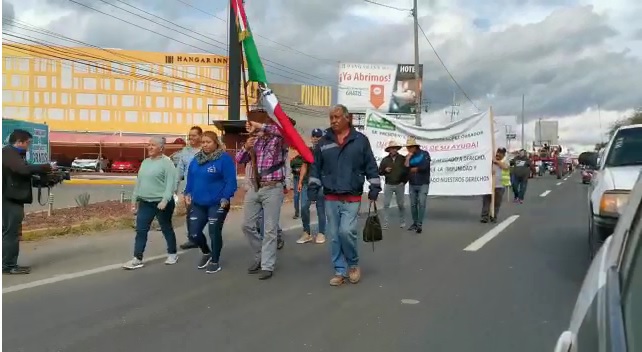 El contingente avanzó por el carril lateral derecho de la carretera a Capala. (Diana Barajas)