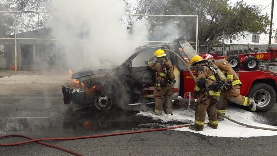 Elementos de la Policía de Monterrey, Bomberos y Protección Civil acudieron al lugar para controlar las llamas. (Especial)