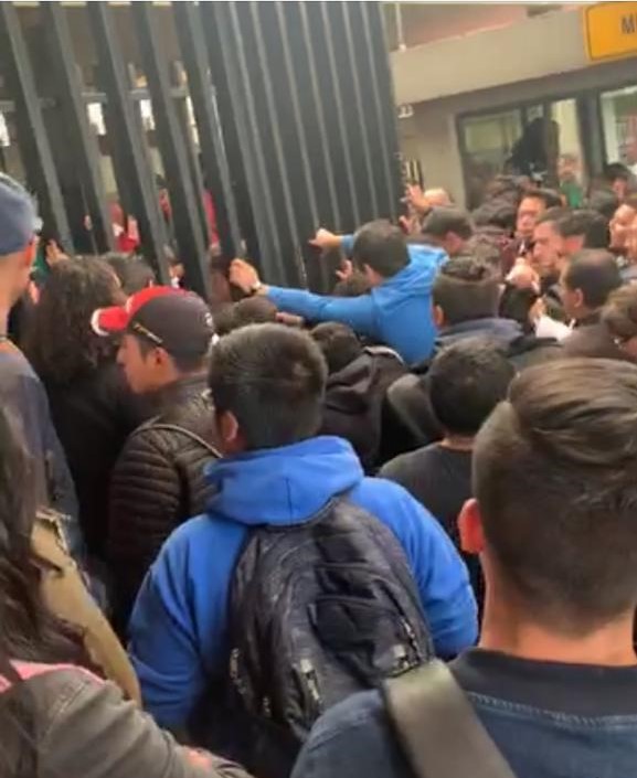 Jóvenes no permitieron el cierre de las puertas. (Especial)