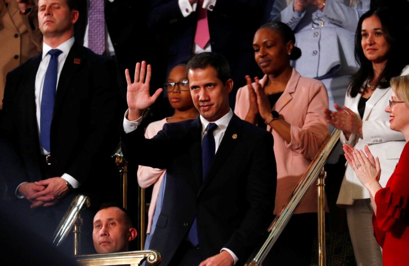 El líder venezolano durante el discurso de Trump ayer en el Congreso. (AP)