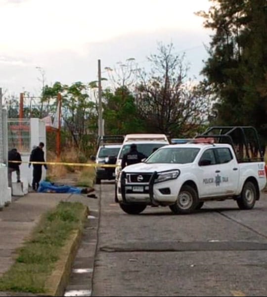 Fue localizado, tirado en la banqueta de la Avenida de Los Arroyos casi al cruce con Arroyo San Nicolás. (Cortesía)
