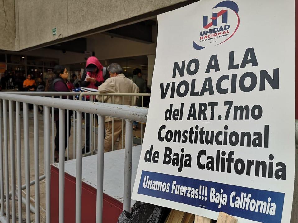 Los manifestantes señalaron que se está violando la Constitución.