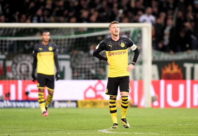 Marco Reus decepcionado tras caer en la Copa Alemana con el Dortmund (Reuters)