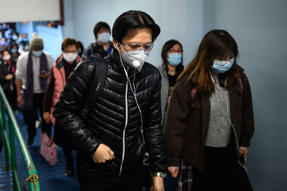 Pasajeros del ferry hacia Hong Kong usan el cubre bocas como medida preventiva adoptada por China. (AFP)