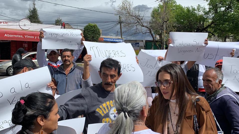 Personas afuera del reclusorio Sur apoyando a Rosario Robles.