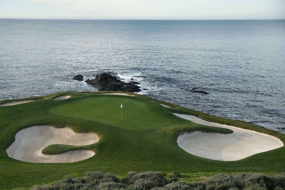 Estados Unidos. Una vista general del octavo green en Pebble Beach Golf Links. (AFP)