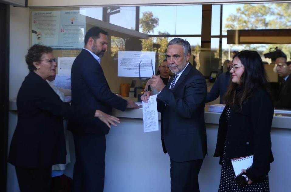 Alfonso Ramírez Cuéllar acude al INE a entregar documentos por nombramiento en Morena. (Héctor Téllez)