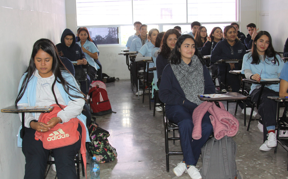 Con el diplomado, alumnos de Terapia Física podrán atender a pacientes sordos y brindarles apoyo. (Claudia Luévano)
