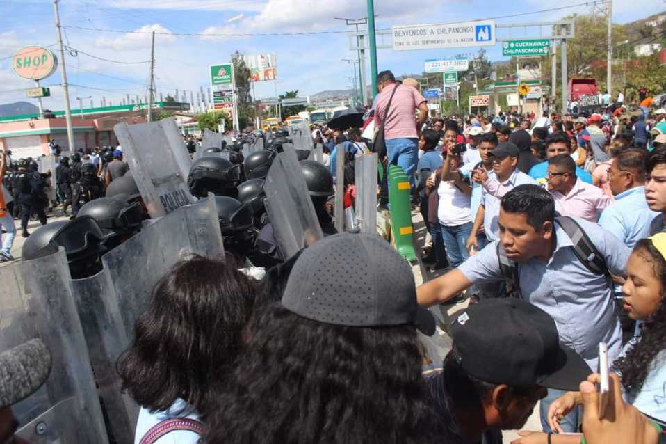 Los estudiantes y padres de familia 'cercaron' el palacio de gobierno. (Rogelio Agustín Esteban)