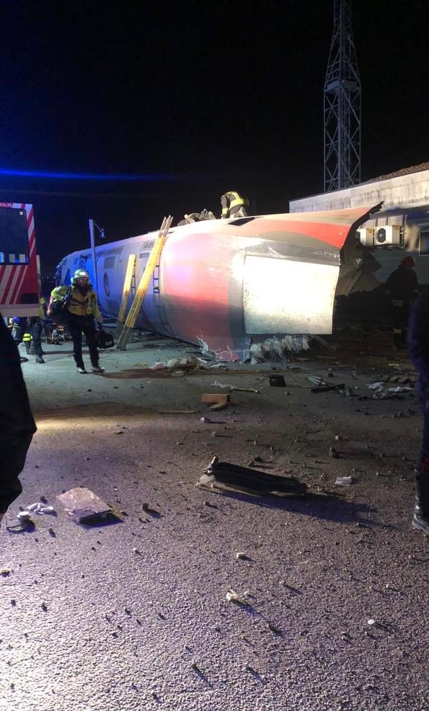La Policía del Estado informó que hasta el momento hay dos muertos y 30 heridos. (Tomada de @poliziadistato)