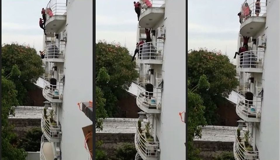La mujer trató de saltar desde el balcón, pero la policía pudo evitarlo. (Facebook).