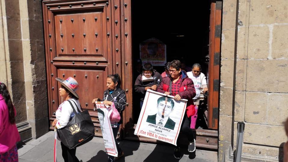Padres de los 43 normalistas de Ayotzinapa se reunieron con el Presidente. (Pedro Domínguez)