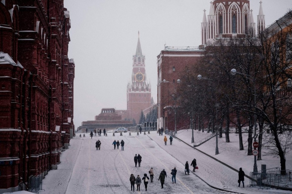 Rusia. Decenas de personas caminan hacia la Plaza Roja, con la torre Spasskaya del Kremlin en el fondo en Moscú. (AFP)