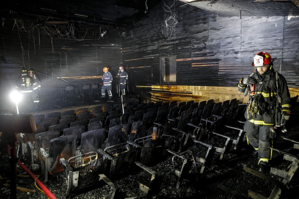 El auditorio del museo Violeta Parra quedó calcinado por el incendio. (AFP)