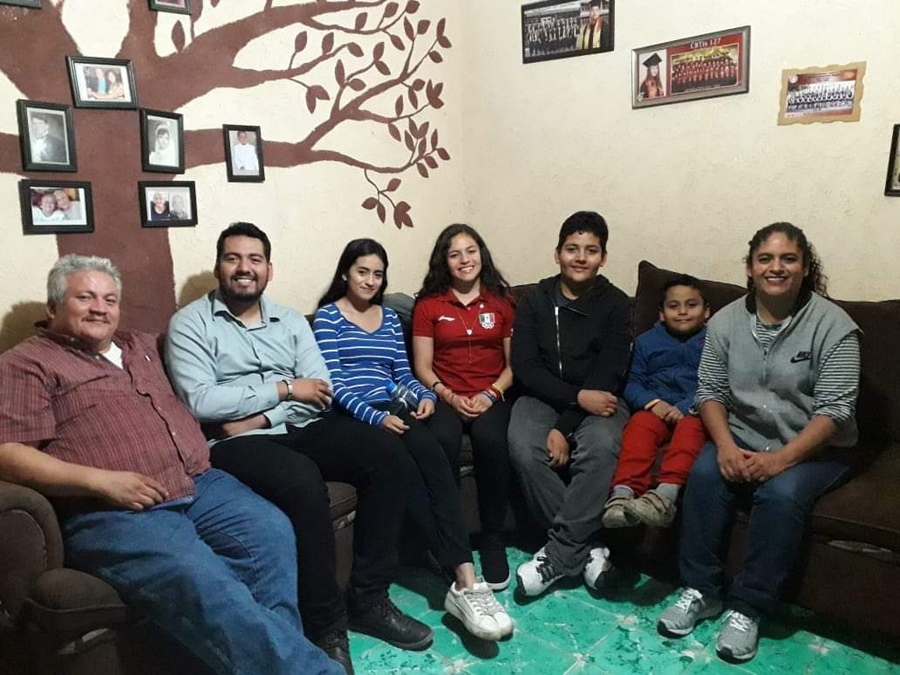 Su familia afirma que los valores y la unión familiar, han sido claves para su éxito. (Notivox Digital)