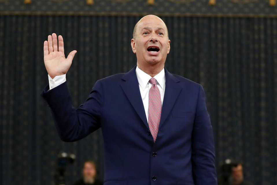Gordon Sonland aseguró que hubo "quid pro quo" durante el juicio político contra Donald Trump. (AP)