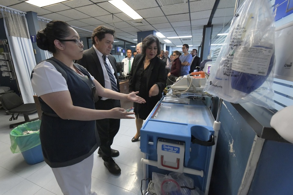 Irma Eréndira Sandoval recorre hospitales. (@Irma_Sandoval)