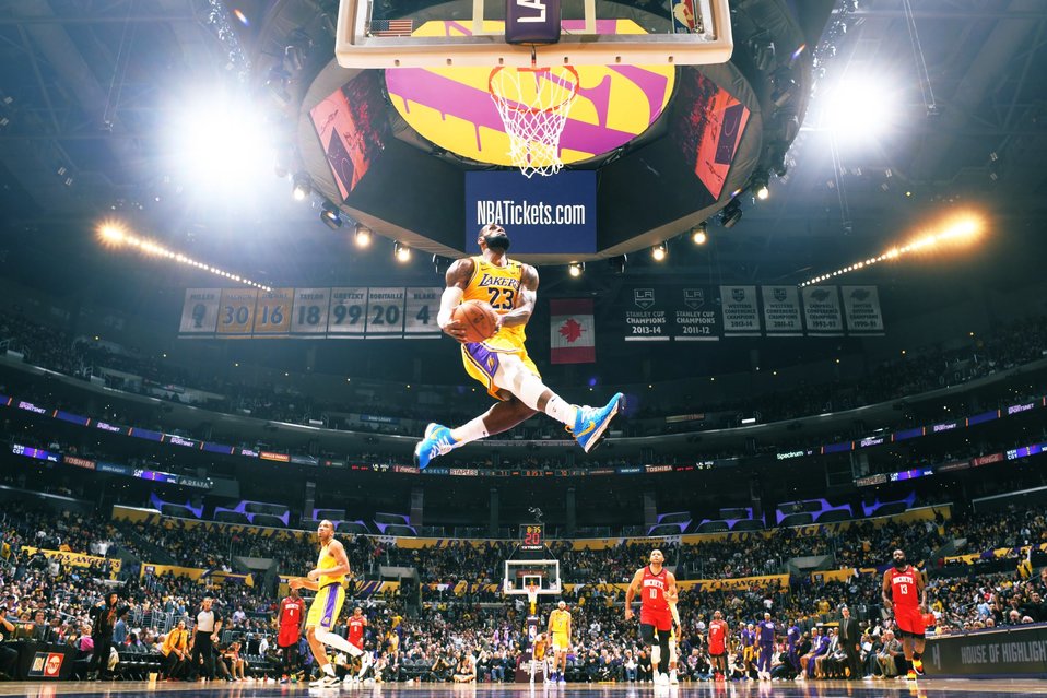LeBron James replica clavada de Kobe Bryant 19 años después (Twitter)