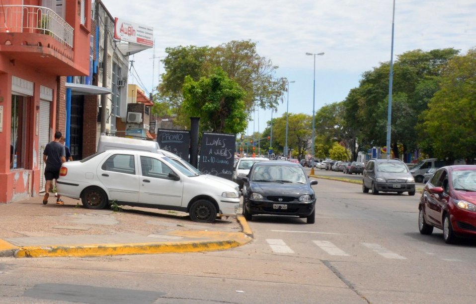 Proponen regular espacios de estacionamiento en la vía pública (Foto/Cortesía)