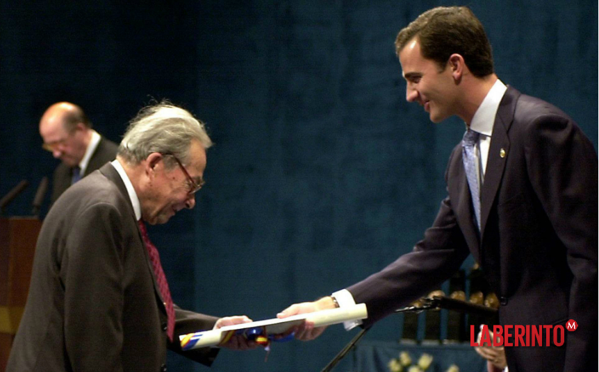Steiner recibe el Premio Príncipe de Asturias del entonces príncipe Felipe, en 2001. (Foto: Alberto Morante | EFE)