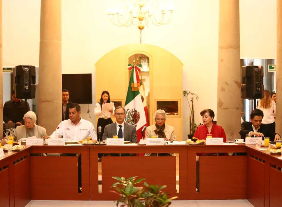 La titular de Gobernación se reunió con empresarios de la industria farmacéutica. (Especial)
