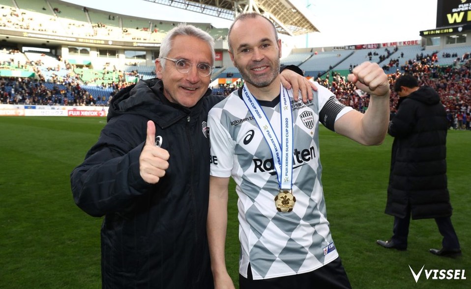 Andrés Iniesta suma su título 37 (Twitter: @visselkobe)