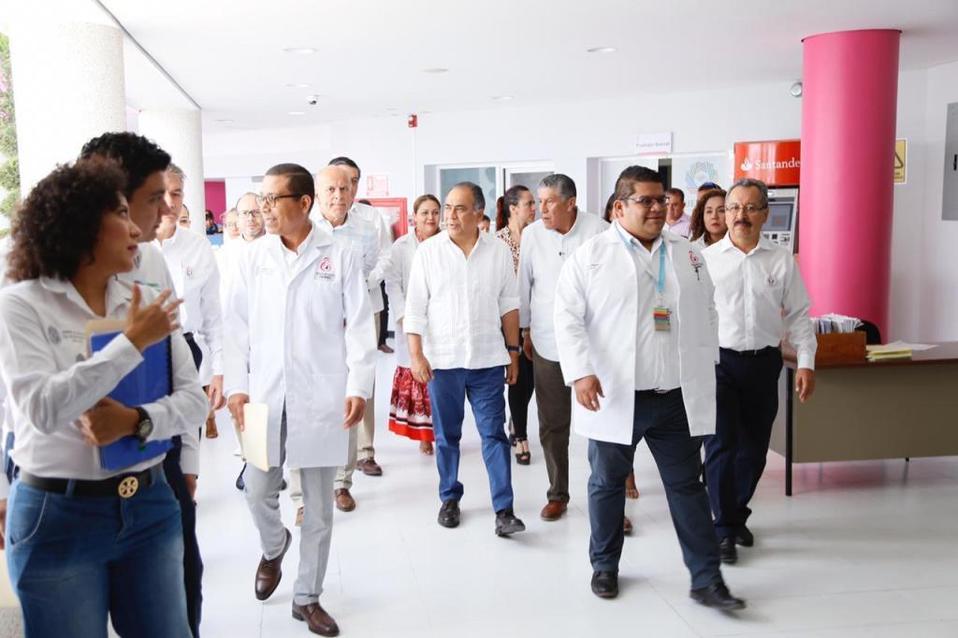 Astudillo y Ferrer recorrieron dos hospitales de alta especialidad en Chilpancingo. | Especial