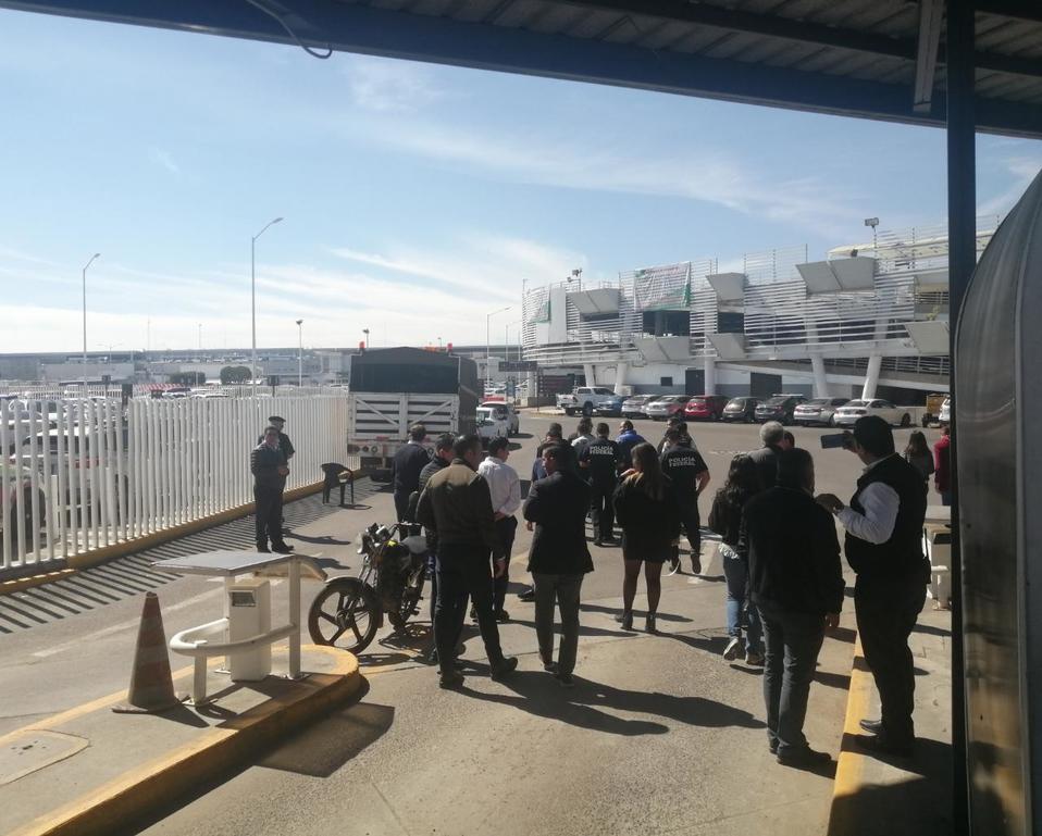 El intento de desalojo  transcurrió de manera pacífico en el estacionamiento (Juan Carlos Munguía)