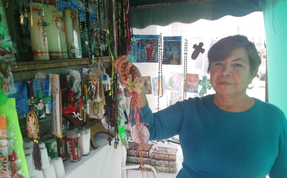Doña Chely en su puesto de venta de artículos religiosos en Altamira (Foto/Anahy Meza)