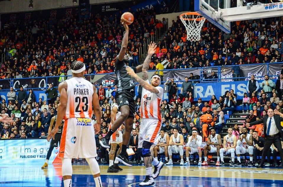Primer duelo de la Final de la LNBP, entre Fuerza Regia y Soles (Cortesía)