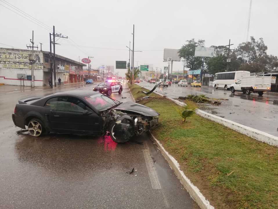 Hombre choca sobre la carretera Tampico-Mante, se lleva poste de alumbrado público y una palmera (Foto/Sergio Sánchez)