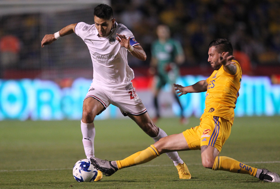 Jesús Molina y Gignac durante el Tigres vs Chivas (Imago7)