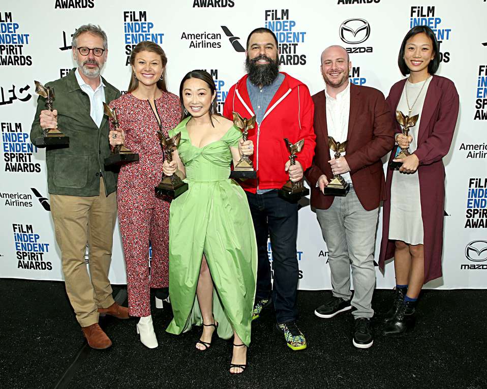 Los ganadores por el largometraje 'The Farewell'. (AFP)