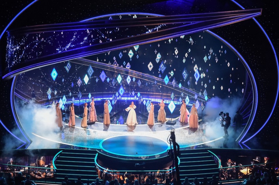 Actrices de doblaje y cantantes interpretan el tema de Frozen 2 en los Premios Oscar. (AFP)