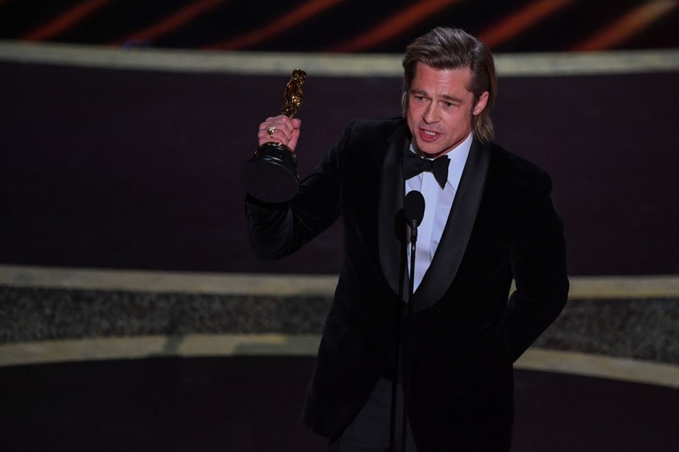 Brad Pitt recibió el Oscar como mejor actor de reparto. (AFP)
