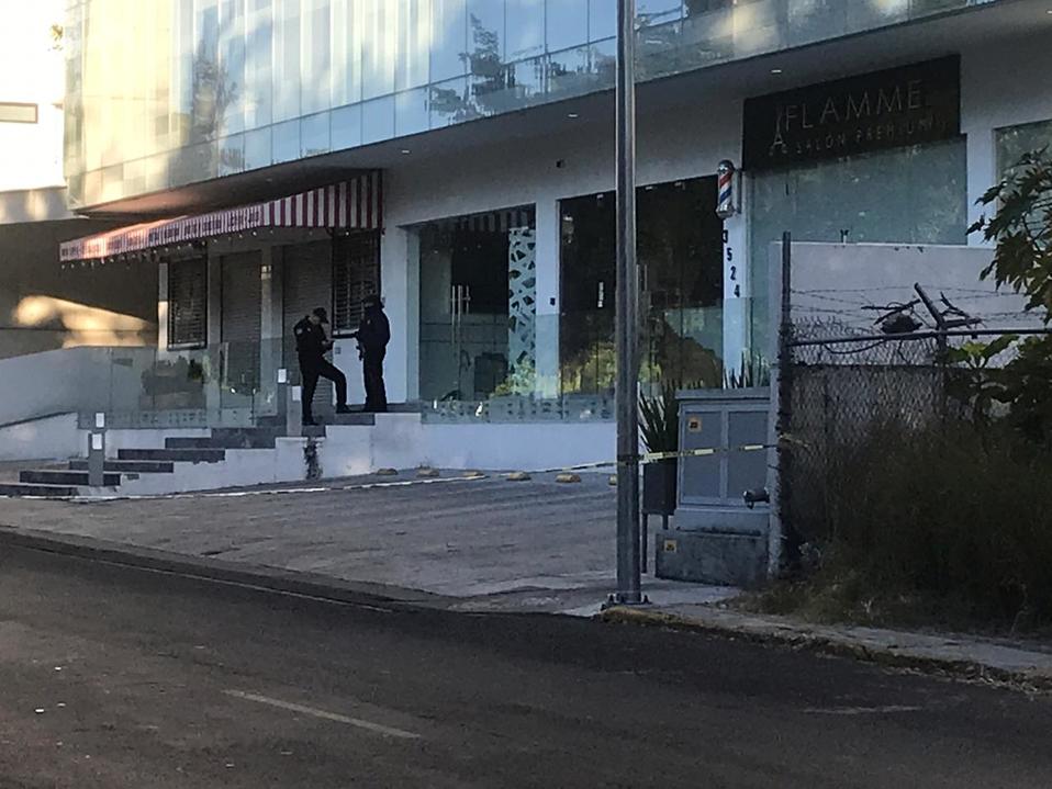 La cabeza fue dejada en el ingreso principal de un edificio. (Elsa Gutíerrez)