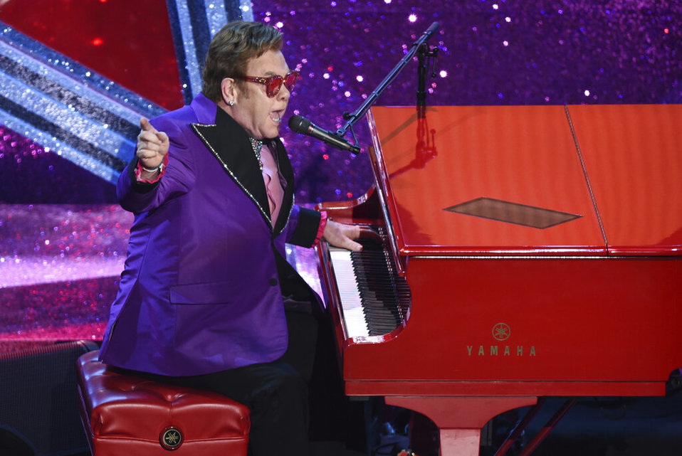 Elton John realizando un performance en los premios Oscar. (AFP)