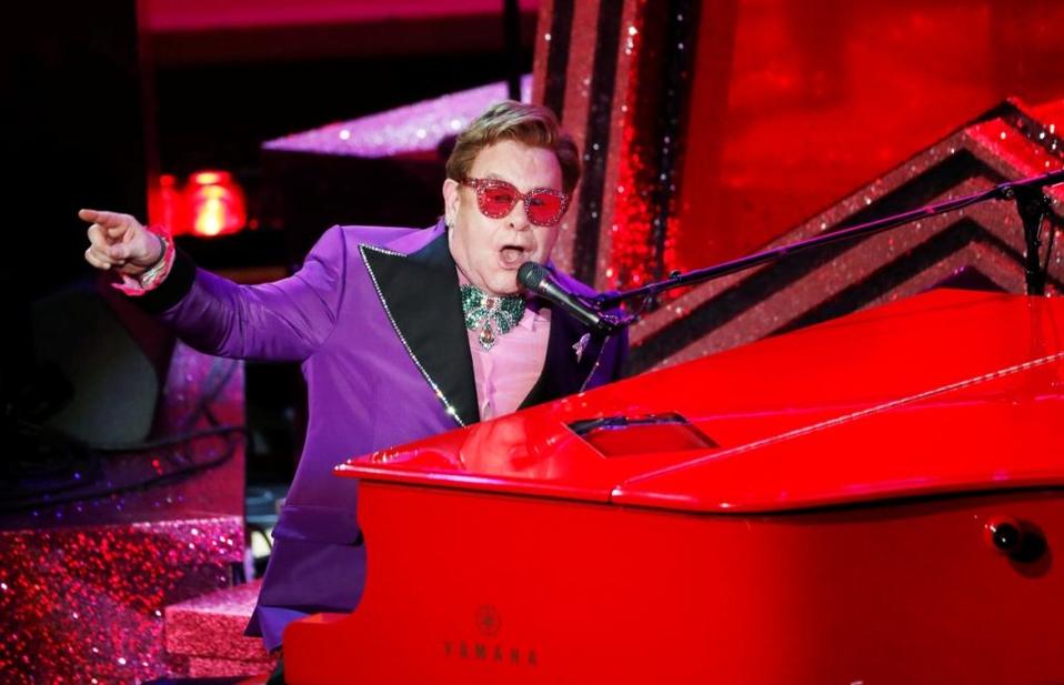 Elton John tocó "(I’m Gonna) Love Me Again"  de la película 'Rocketman'. (Reuters)