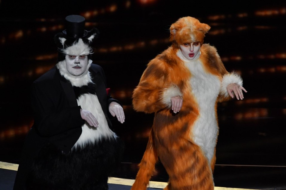 James Corden y Rebel Wilson se visten en alusión a 'Cats' para presentar mejo película en efectos especiales. (AFP)