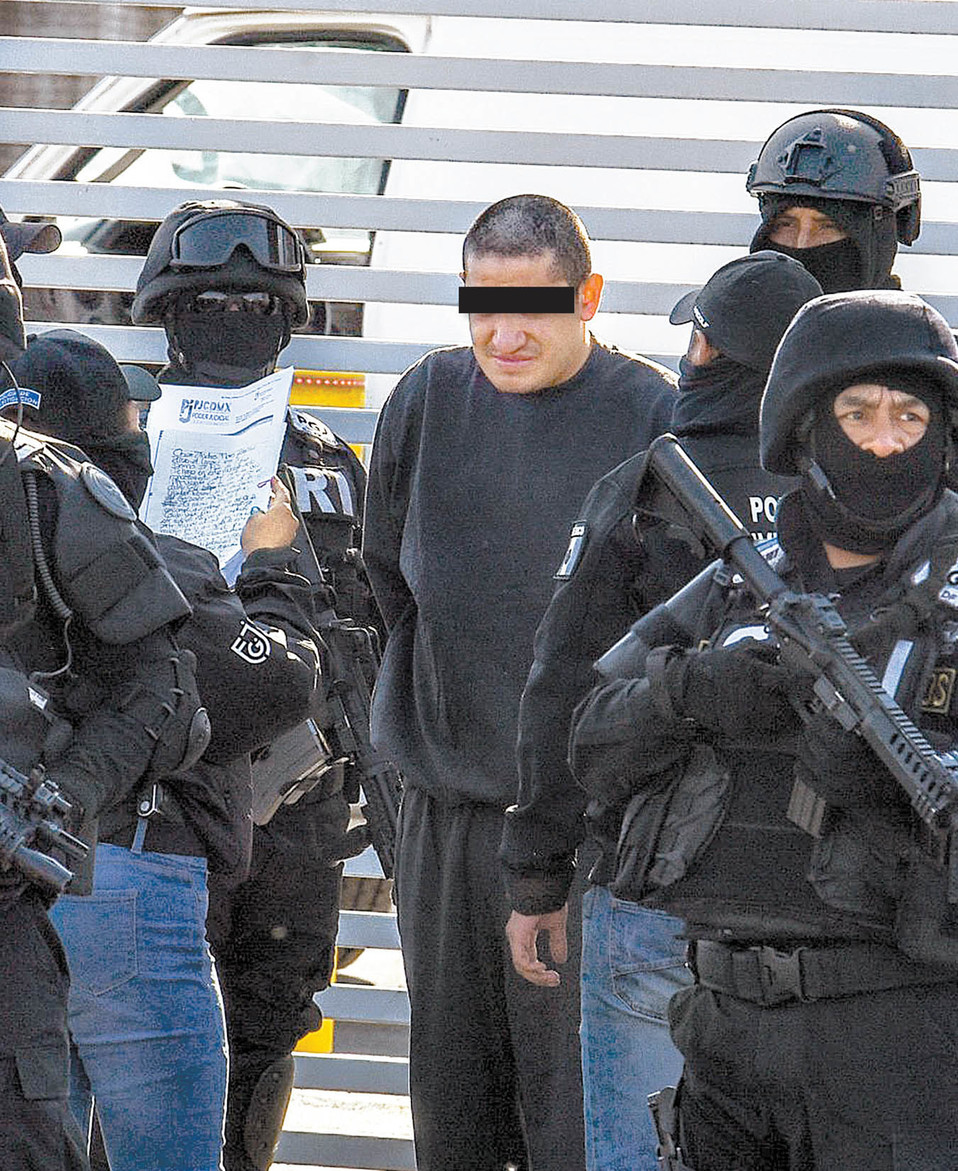 Una policía lee la carta de derechos al líder de "La Unión" al ser reaprehendido afuera del penal de máxima seguridad. (Cuartoscuro)