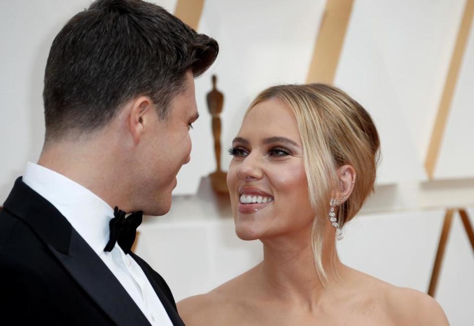Scarlett Johansson junto a Colin Jost en la alfombra Roja de los Premios Oscars. (Reurters)