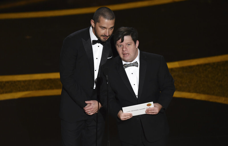 Shia LaBeouf y Zack Gottsagen presentando el mejor cortometraje. (AP)
