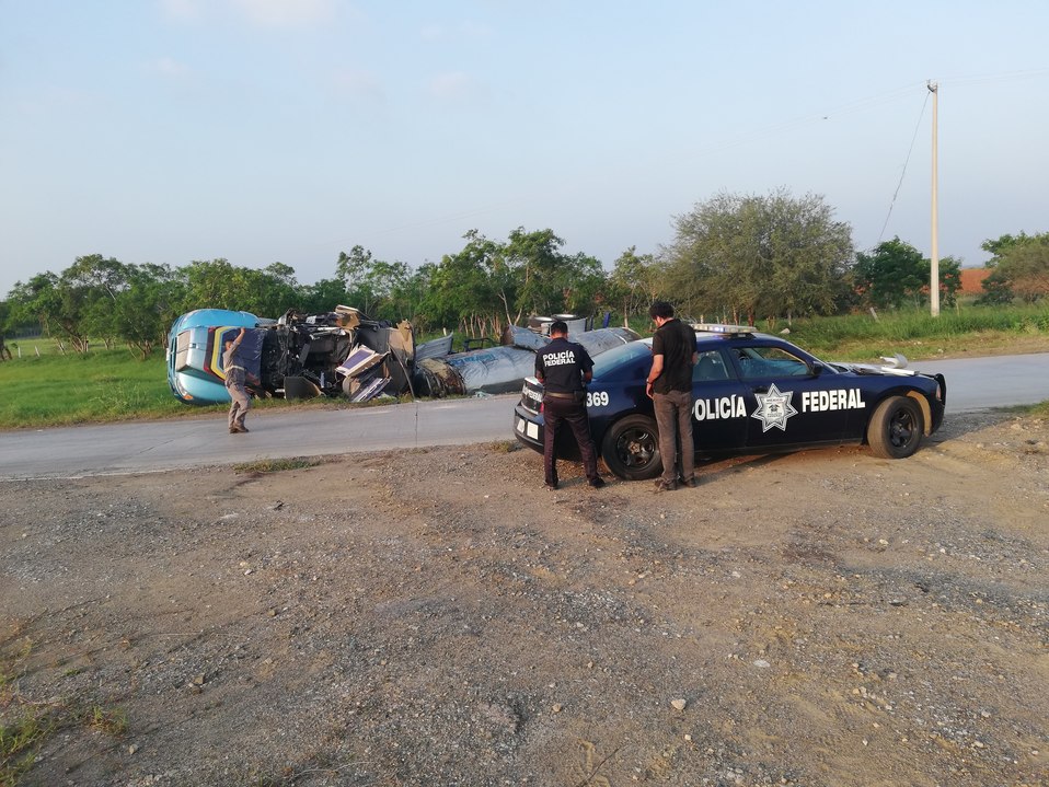 Volcadura de tráiler a la altura del 'Puente Roto' (Foto/Jaime Maya)