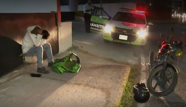 El automóvil que impacto a los jóvenes se dio a la fuga. (Foto: Especial)