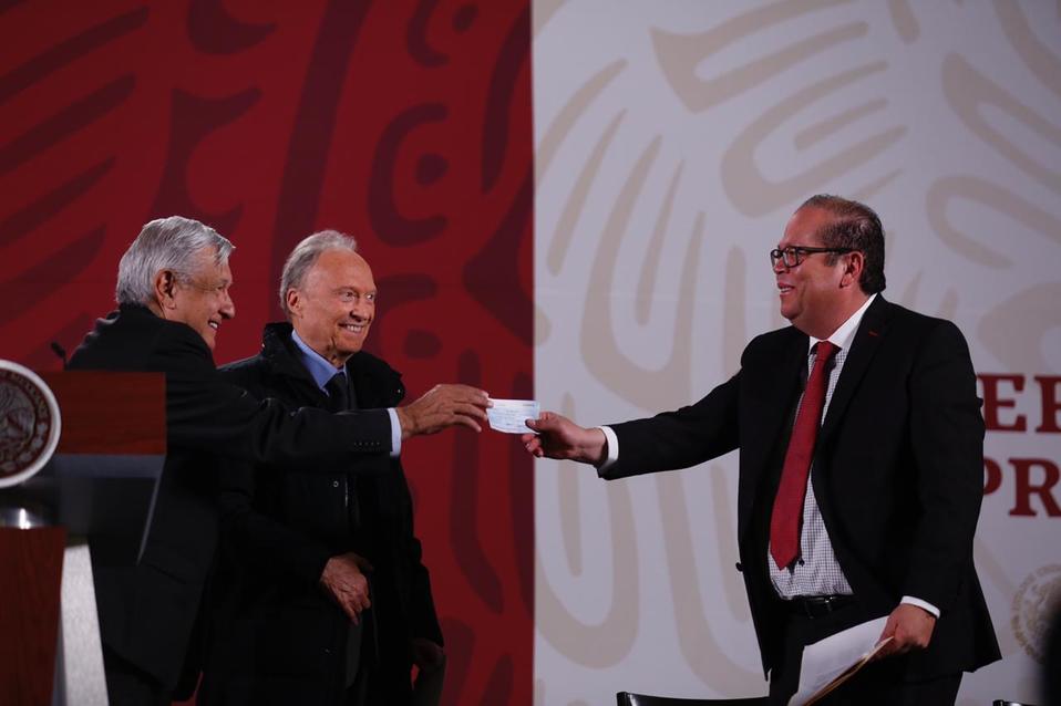 El cheque le fue entregado al titular del Instituto para Devolverle al Pueblo Robado. (Nelly Salas)