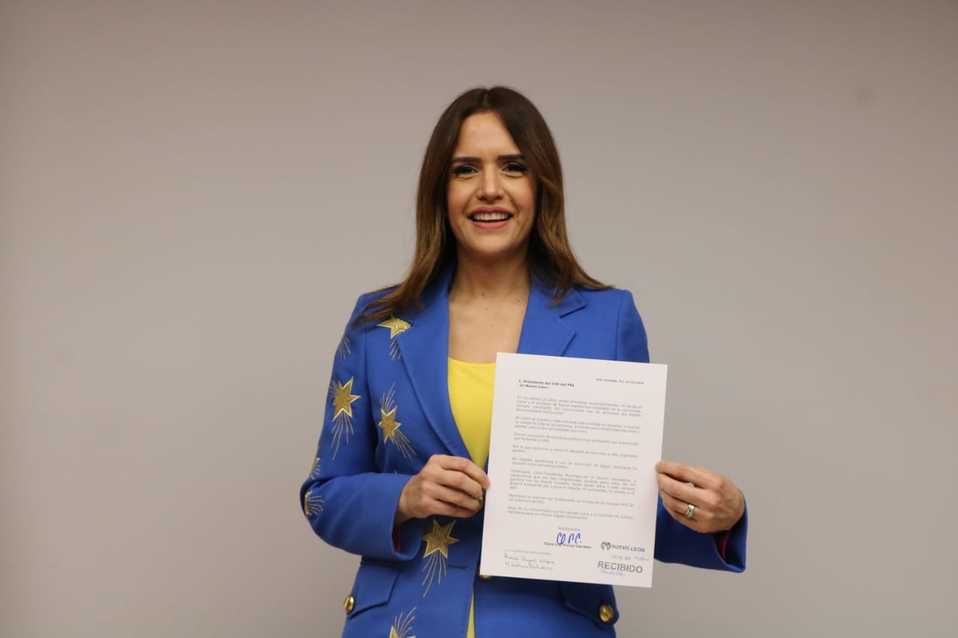 Clara Luz Flores Carrales, alcaldesa de Escobedo, formalizó su renuncia al PRI. Foto: Leonel Rocha.
