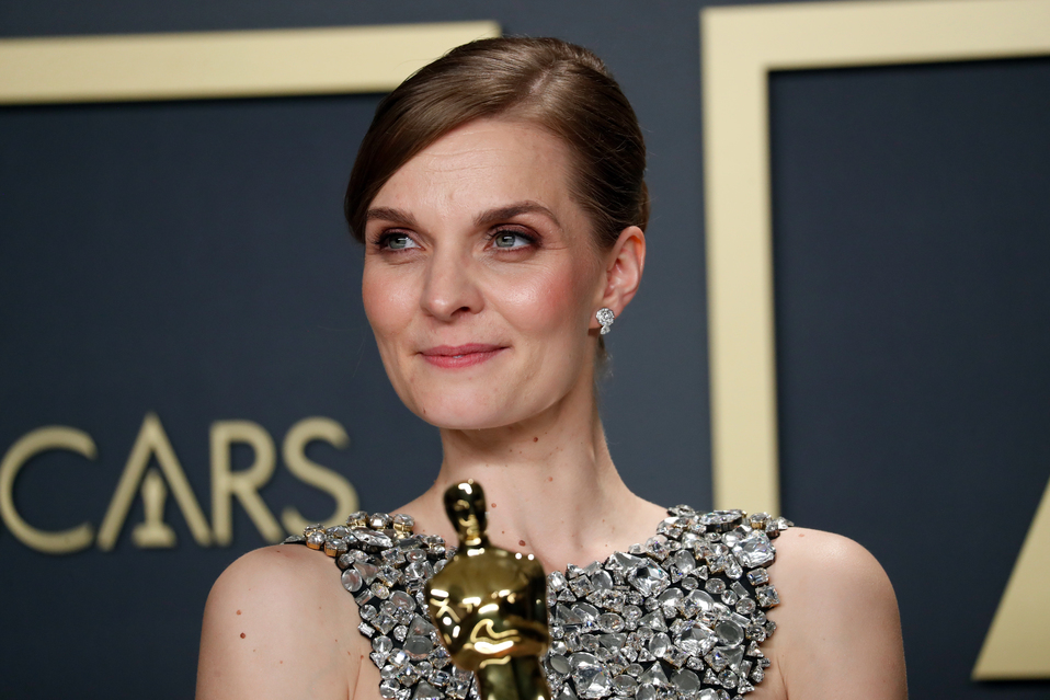Compositora de ‘Joker’ es la primera en 23 años en ganar Oscar a Mejor Banda Sonora (Reuters).